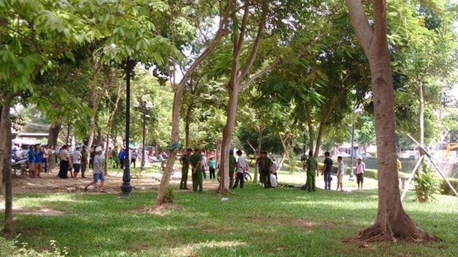 Nhảy sông tự tử, người đàn ông ném đá cản người cứu mình