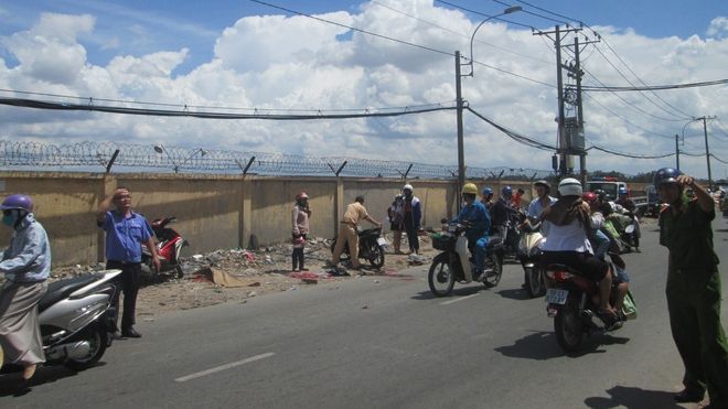 TP.HCM: Cô gái gào khóc bên thi thể người yêu bị xe rác cán chết