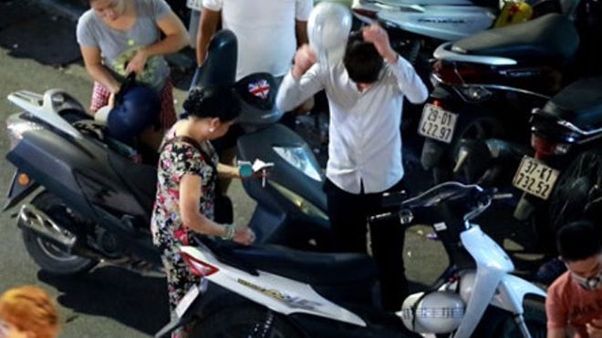 Dân bị 'chém' tiền gửi xe ở phố đi bộ Hồ Gươm, 50.000đ/lượt