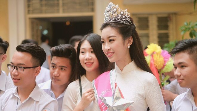 'Đột nhập' trường học của tân Hoa hậu ngắm các bạn nữ sinh rạng rỡ ngày khai trường
