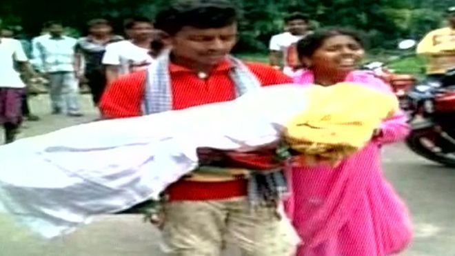 Bố ôm xác con gái đi bộ 5 km vì bị đuổi khỏi xe cấp cứu