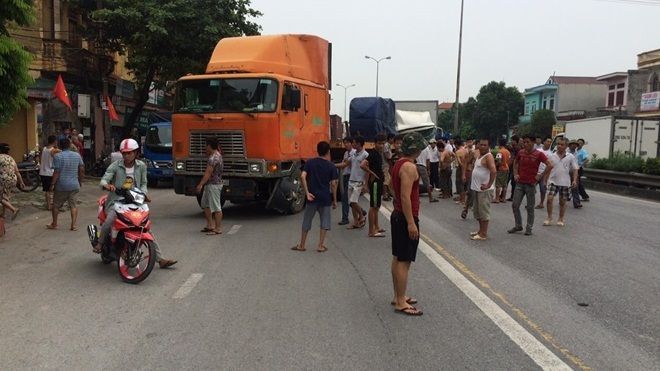 Kinh hoàng người đàn ông cắt cổ tự tử sau tai nạn giao thông