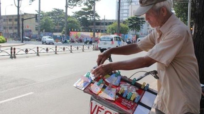Chặn đường tịch thu vé số trái tuyến: Chỉ phạt người nghèo?