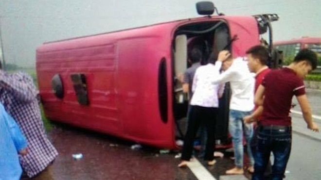 Hà Nội: Xe khách lật trên cao tốc Pháp Vân - Cầu Giẽ, 11 người thương vong