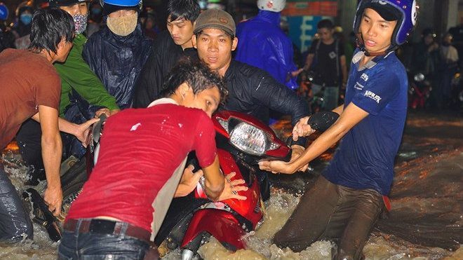 Mưa ngập cuốn trôi xe máy ở Đồng Nai