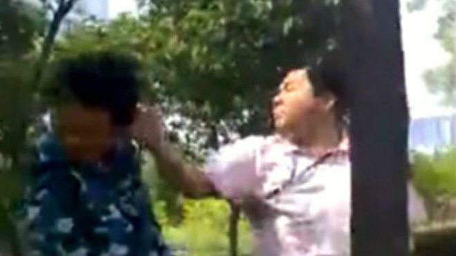 Giảng viên đại học tát và xúc phạm sinh viên trước cổng trường vì đi muộn