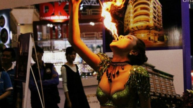 Góc khuất đằng sau nghề 'nóng bỏng' thu nhập trăm triệu/tháng