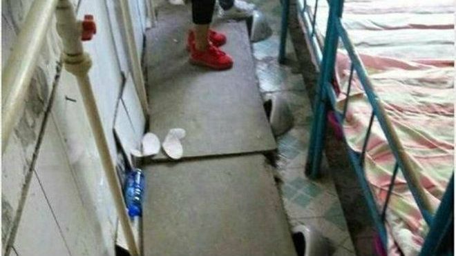 Trường học gây sốc khi cải tạo nhà vệ sinh thành phòng ngủ tồi tàn, tạm bợ cho học sinh