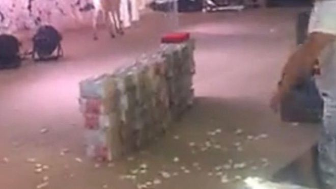 Nhà trai mang hẳn 20 tỷ tiền mặt lên sân khấu tặng cô dâu nhân ngày cưới