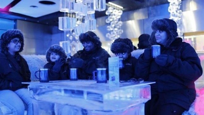 Giới trẻ đổ xô 'check in' quán cafe băng -10 độ C tại Sài Gòn