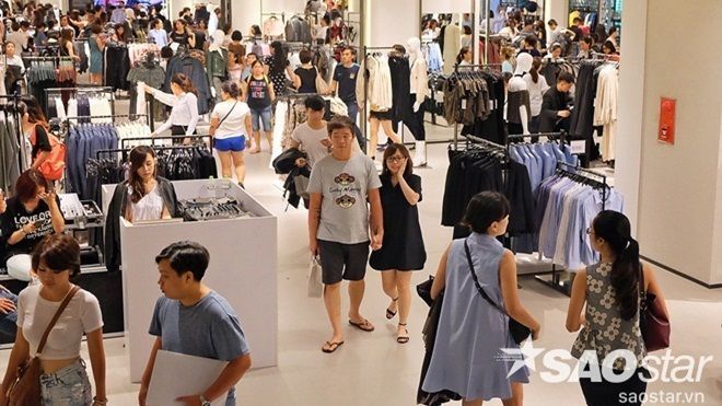 Cảnh tượng dòng người 'đột nhập' cửa hàng Zara sau 1 ngày khai trương