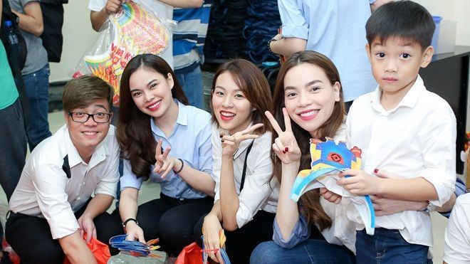 Không nghỉ ngơi sau đăng quang, Phí Phương Anh tươi tắn theo chân Hồ Ngọc Hà và Subeo đi từ thiện
