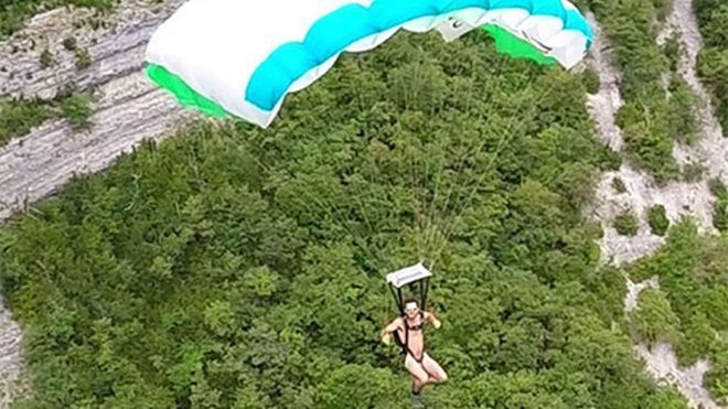 Chàng trai khỏa thân nhảy từ đỉnh núi mừng sinh nhật