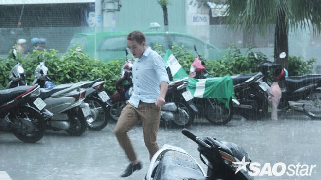 Thí sinh bất chấp mưa gió tới giao lưu Thần tượng Bolero ngày 2 tại TP.HCM