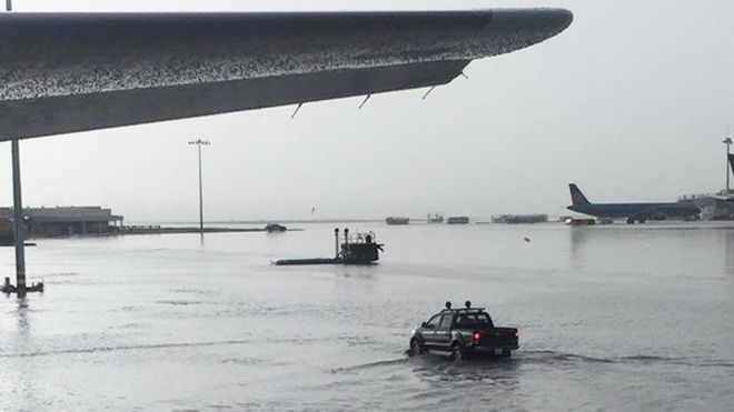 Sài Gòn mưa lớn, sân bay Tân Sơn Nhất lại 'chìm trong biển nước'