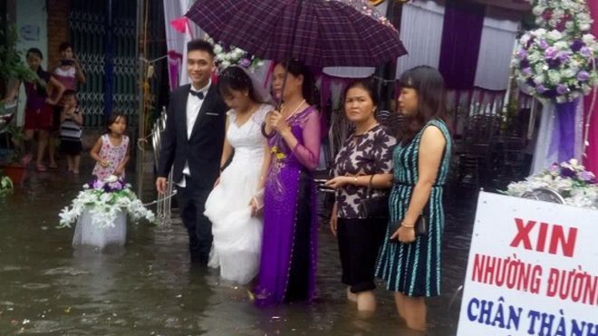 Người ta đám cưới linh đình, tôi đây mưa ngập nhưng mà vẫn vui