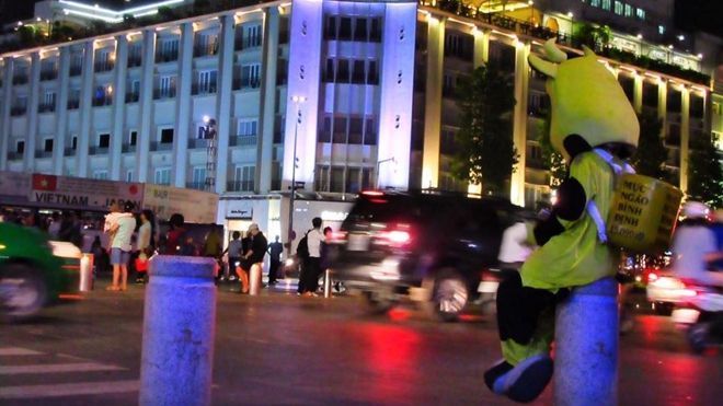 Câu chuyện xúc động phía sau hình ảnh 'Chú bò' Bình Định cô độc ở Sài Gòn hoa lệ