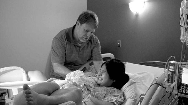 Lặng người trước khoảnh khắc vượt cạn của 9x Việt lấy chồng Tây lớn hơn 35 tuổi