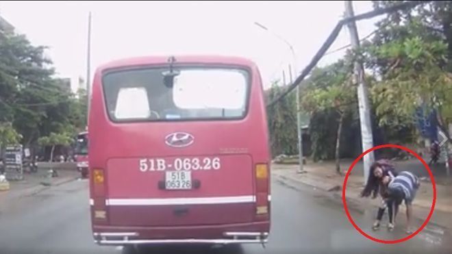 Cô bé cấp 2 bị sàm sỡ và sự thờ ơ đến ớn lạnh của người đi đường