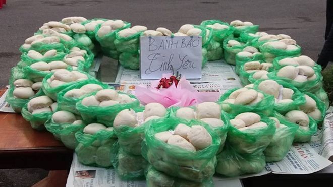 Hà Nội: Chàng trai xếp 1.000 chiếc bánh bao thành hình trái tim