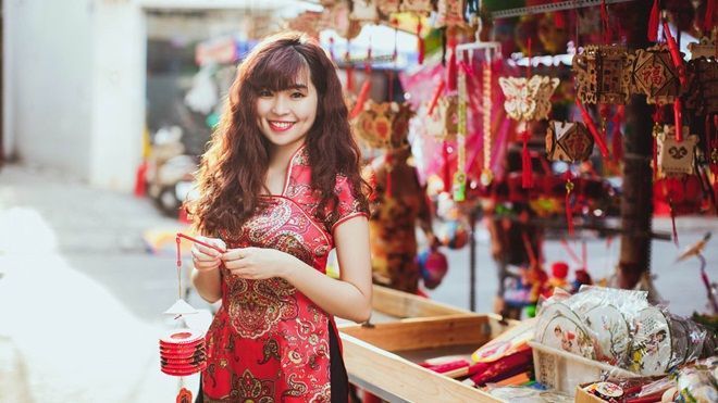 'Sửu nhi' Đỗ Khánh Vân xinh đẹp trong trang phục sườn xám khoe dáng trên phố đèn lồng