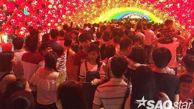 Hà Nội: Giao thông tắc nghẽn, người đi chơi Trung thu ken đặc Royal City