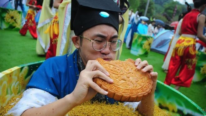 Các chàng trai Trung Quốc thi ăn để được hẹn với 'Hằng Nga'