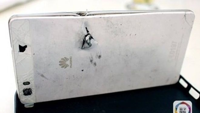 Thoát chết hi hữu nhờ smartphone đỡ đạn