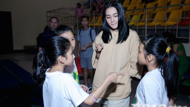 Thiều Bảo Trang thay Noo Phước Thịnh hỗ trợ các học trò trên sân khấu Liveshow mở màn