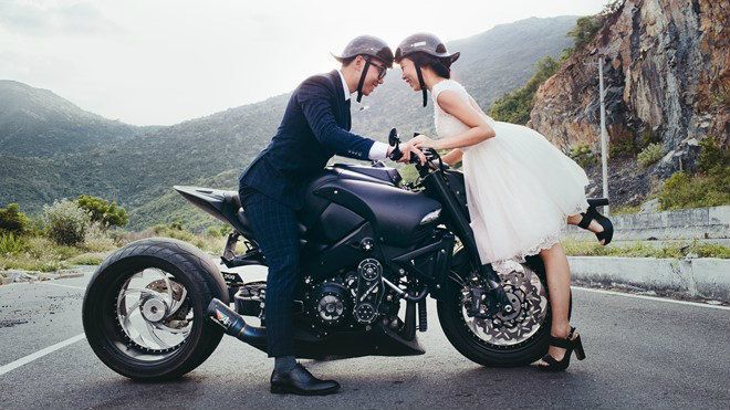 Cặp đôi Hà thành chụp ảnh cưới bên xe phân khối lớn