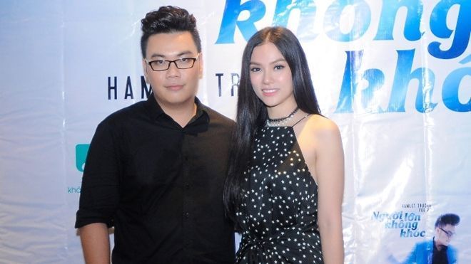 Thu Thủy cổ vũ Hamlet Trương hát bolero trong album 'Người lớn không khóc'