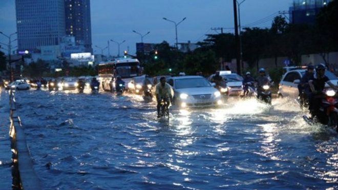 Sài Gòn mưa 1 tiếng, nước ngập sâu đến khách Tây cũng thả phao tắm