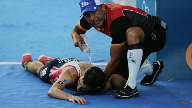 Anh trai từ bỏ HCV để dìu em về đích