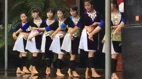 Tranh cãi về điệu múa trên nền nhạc Hoa tại lễ khai giảng