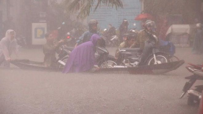 Nước ngập lút xe, dân Huế chèo thuyền về nhà