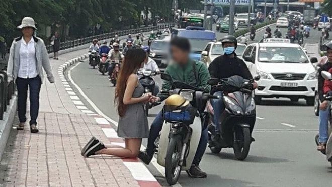 Bức ảnh cô gái quỳ gối bên cạnh chàng trai ở đường phố Sài Gòn gây xôn xao