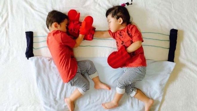 Cặp song sinh Nhật Bản siêu kute với bộ ảnh sắp đặt trong khi ngủ