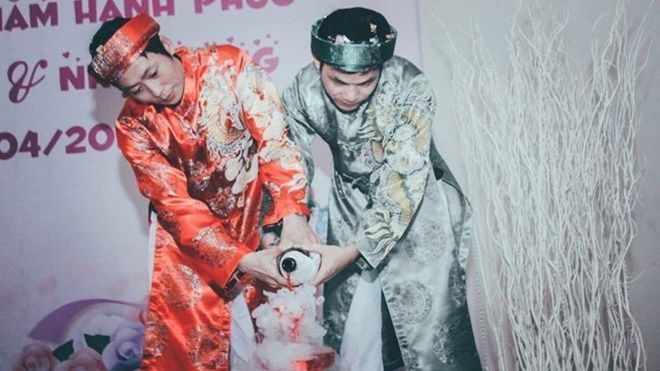 Hai người đàn ông ứa nước mắt chia sẻ về chuyện tình đồng tính gian khó của mình suốt 18 năm qua