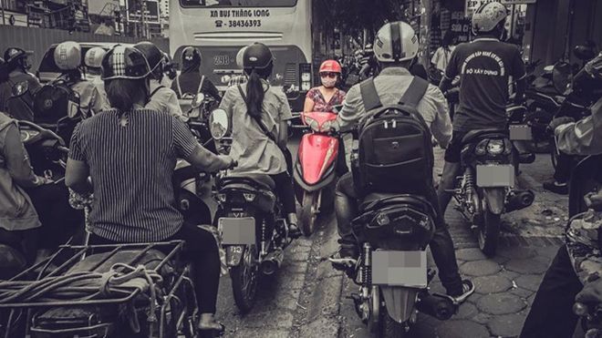 Bức ảnh người phụ nữ đỗ xe máy ngược chiều trên đường Hà Nội gây xôn xao