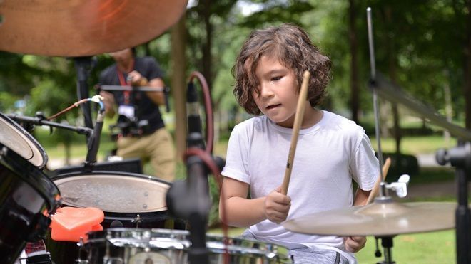 Xuất hiện hot boy chơi trống làm khách mời 'rụng tim' tại Tuần lễ thời trang thiếu nhi Việt Nam