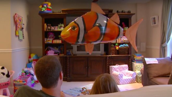 Đàn cá bỗng dưng 'đi dạo' trong nhà như đèn lồng cá chép của Doraemon