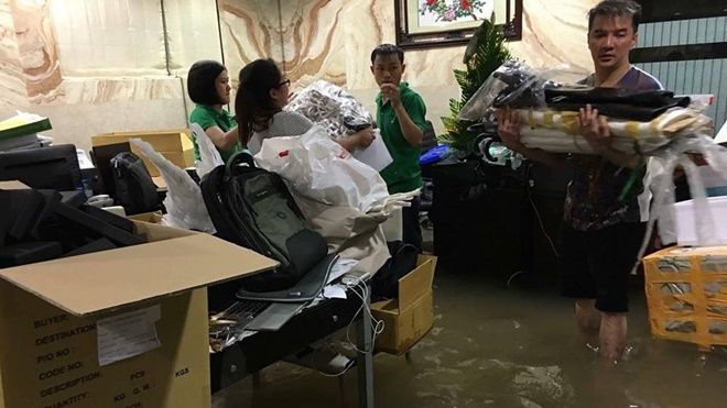 Nhà riêng Đàm Vĩnh Hưng 'thất thủ', hư hỏng đạo cụ cho live show