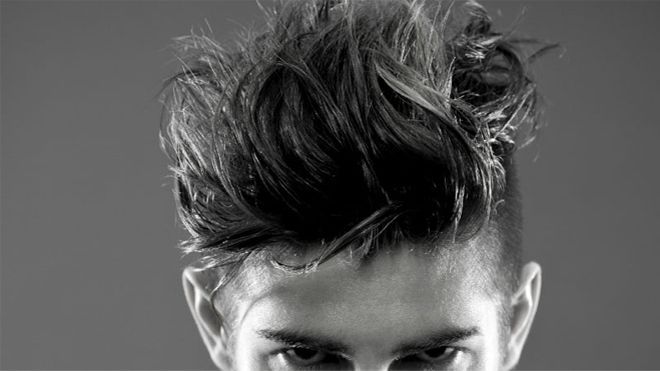 Quên sáp hay gel vuốt đi, bột rắc mới là cách làm đẹp tóc 'đỉnh' nhất