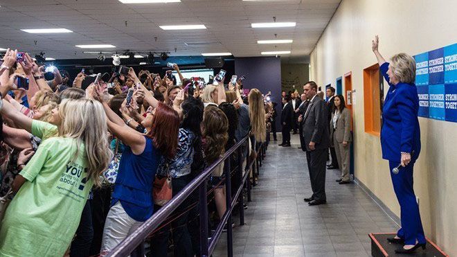 Đám đông nhất loạt quay lưng với bà Hillary để selfie