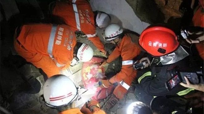 Nhà sập vì mưa lớn, bố dùng thân che chắn, bảo vệ con gái khỏi đống đổ nát