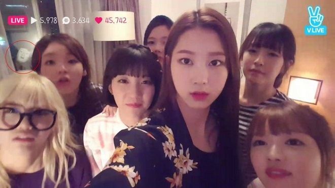 Rợn người với gương mặt ma quái bất ngờ xuất hiện trong clip livestream của Oh my girl