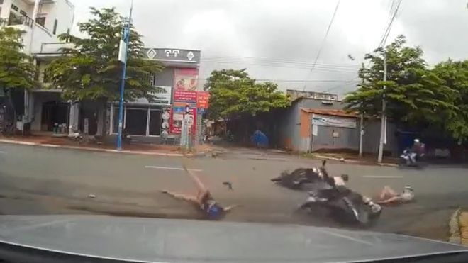 Xem clip này xong bạn sẽ không còn thiếu quan sát khi sang đường nữa