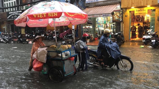 Sài Gòn tiếp tục mưa lớn, phố Tây Bùi Viện ngập nặng chỉ sau 15 phút