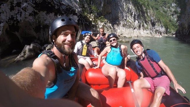 Đôi trẻ du lịch vòng quanh thế giới với giá 0 đồng