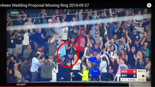 Clip: Bất ngờ cầu hôn bạn gái trên sân bóng, chàng trai lỡ tay rơi mất nhẫn!